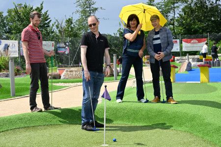 Himbeerrot-Teammitglieder beim Adventure Golf in Vaihingen